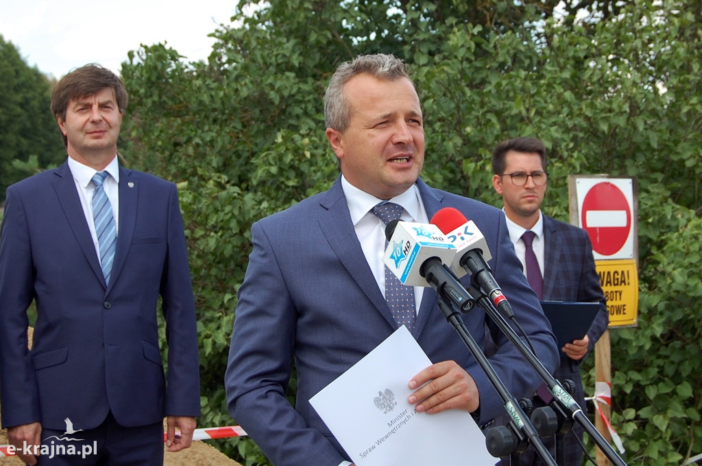 Wojewoda przekazał promesę na remont mostu w Tobole