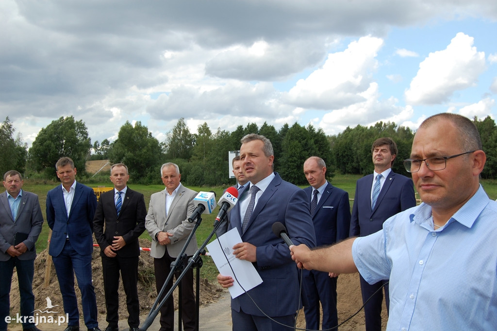 Wojewoda przekazał promesę na remont mostu w Tobole