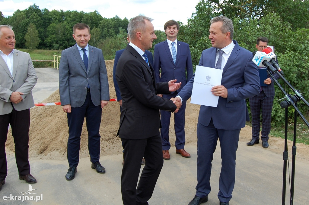Wojewoda przekazał promesę na remont mostu w Tobole