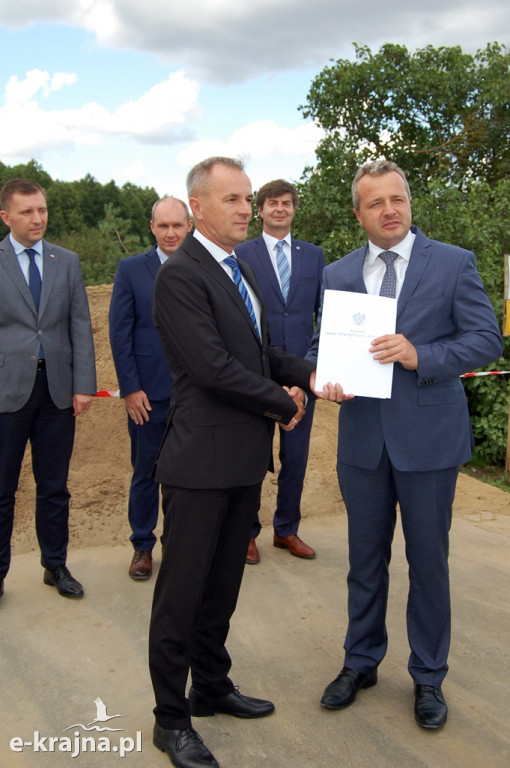 Wojewoda przekazał promesę na remont mostu w Tobole