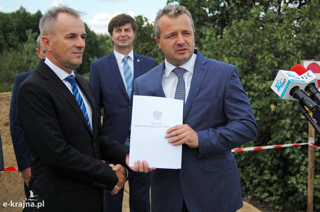 Wojewoda przekazał promesę na remont mostu w Tobole