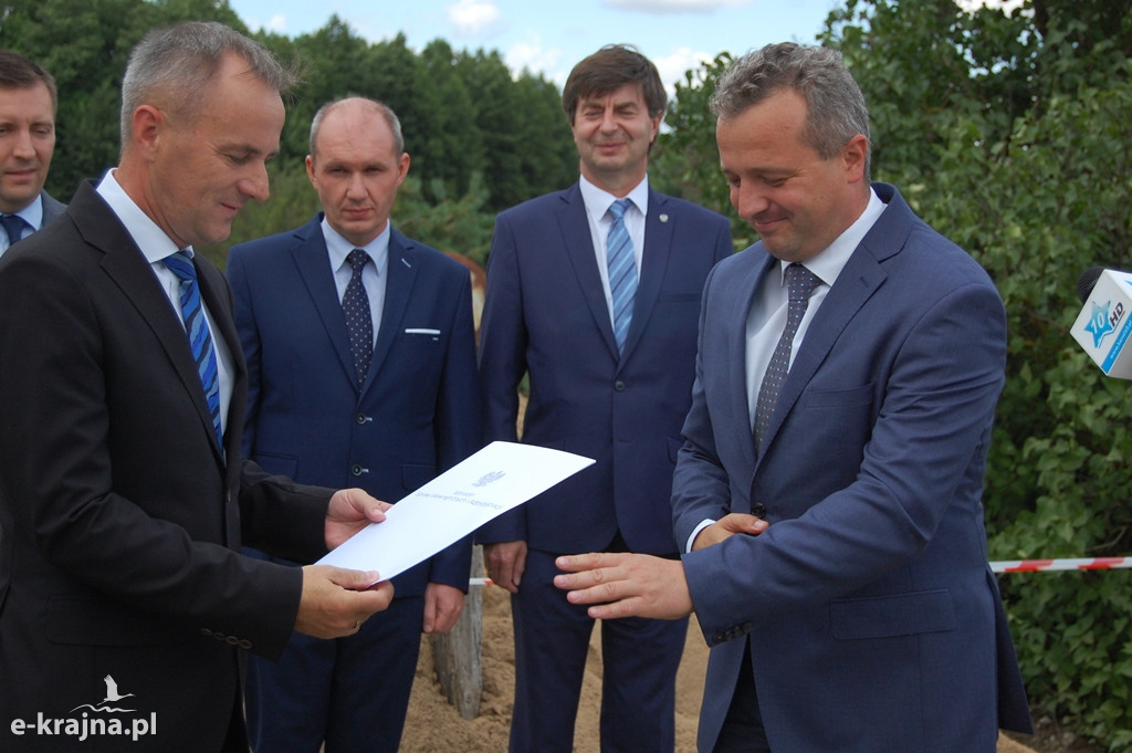 Wojewoda przekazał promesę na remont mostu w Tobole