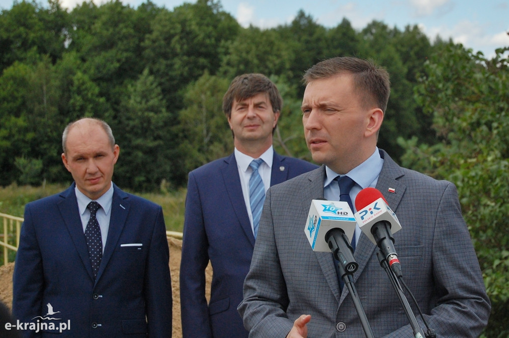Wojewoda przekazał promesę na remont mostu w Tobole