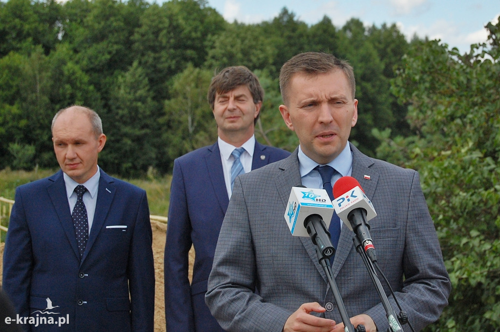 Wojewoda przekazał promesę na remont mostu w Tobole