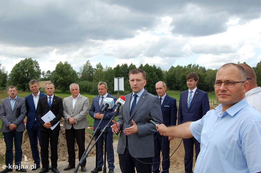 Wojewoda przekazał promesę na remont mostu w Tobole