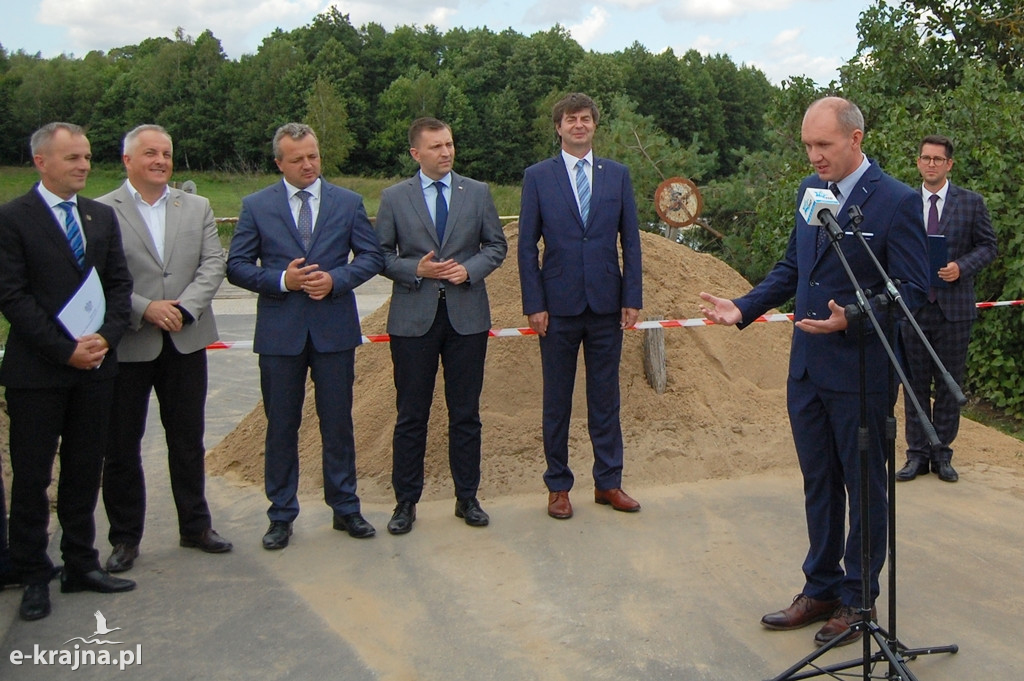 Wojewoda przekazał promesę na remont mostu w Tobole