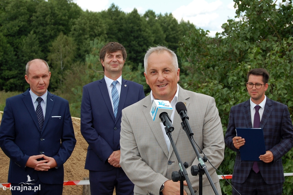 Wojewoda przekazał promesę na remont mostu w Tobole