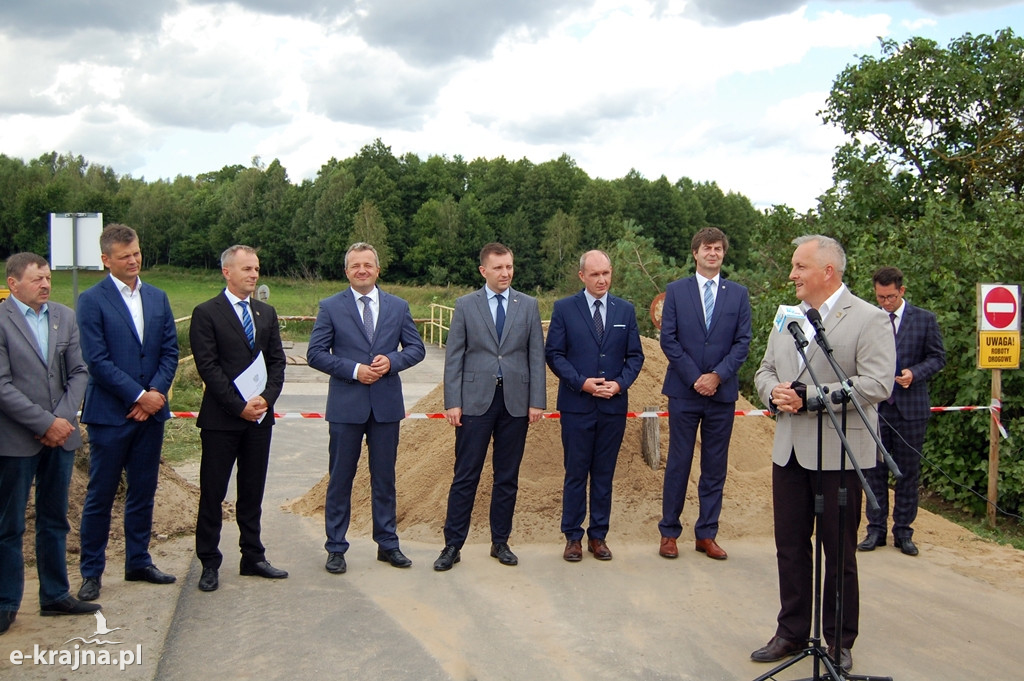 Wojewoda przekazał promesę na remont mostu w Tobole