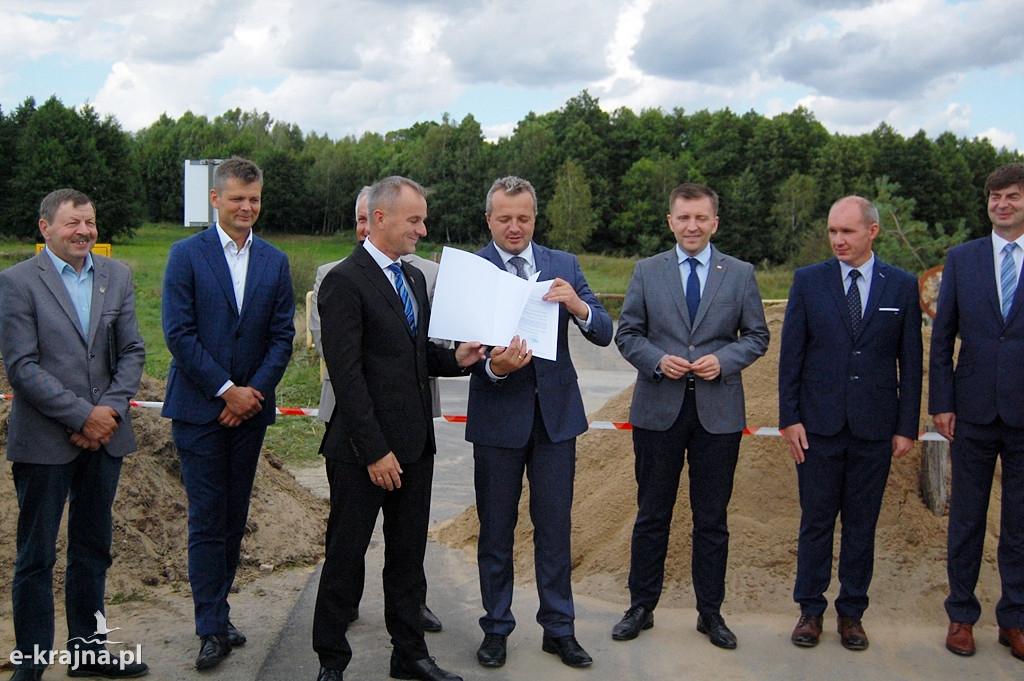 Wojewoda przekazał promesę na remont mostu w Tobole