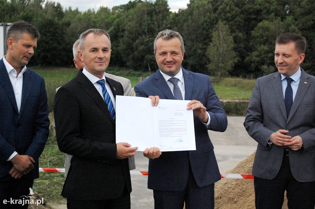 Wojewoda przekazał promesę na remont mostu w Tobole