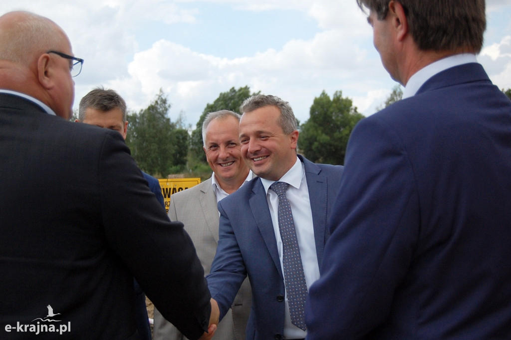 Wojewoda przekazał promesę na remont mostu w Tobole