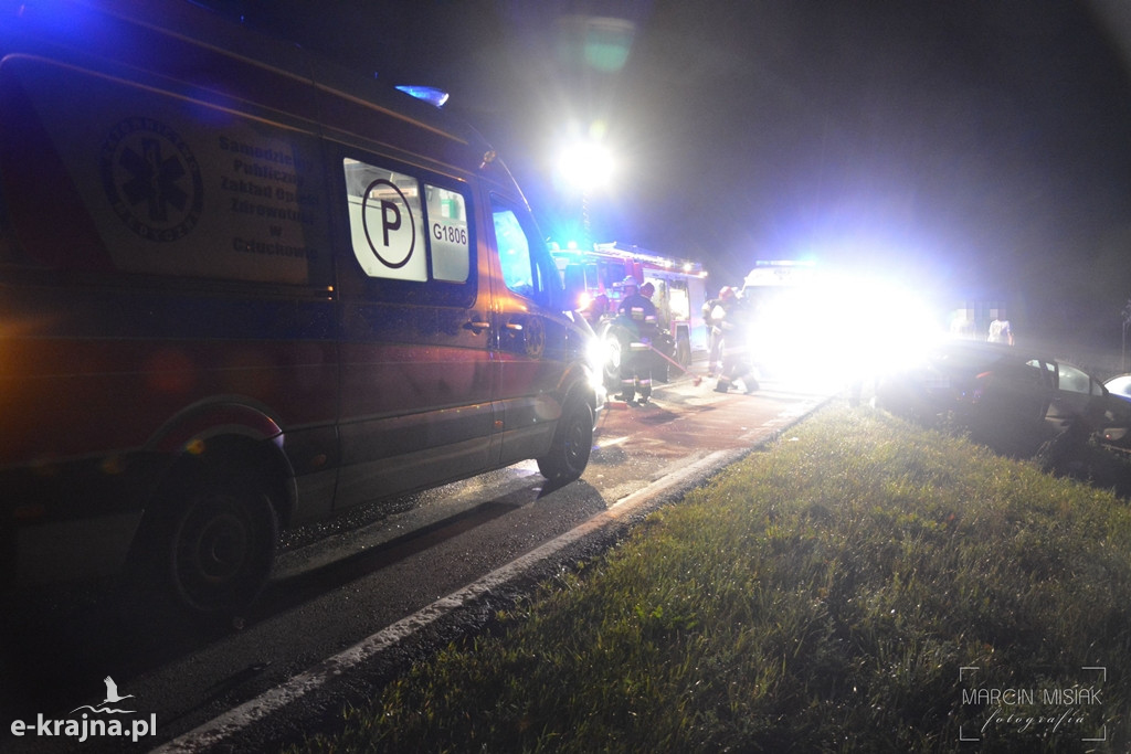 Czołowe zderzenie dwóch osobówek w Nowej Wsi