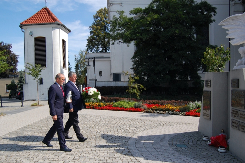 Złożyli kwiaty pod Pomnikiem Orła Białego