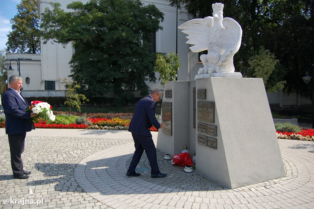 Złożyli kwiaty pod Pomnikiem Orła Białego