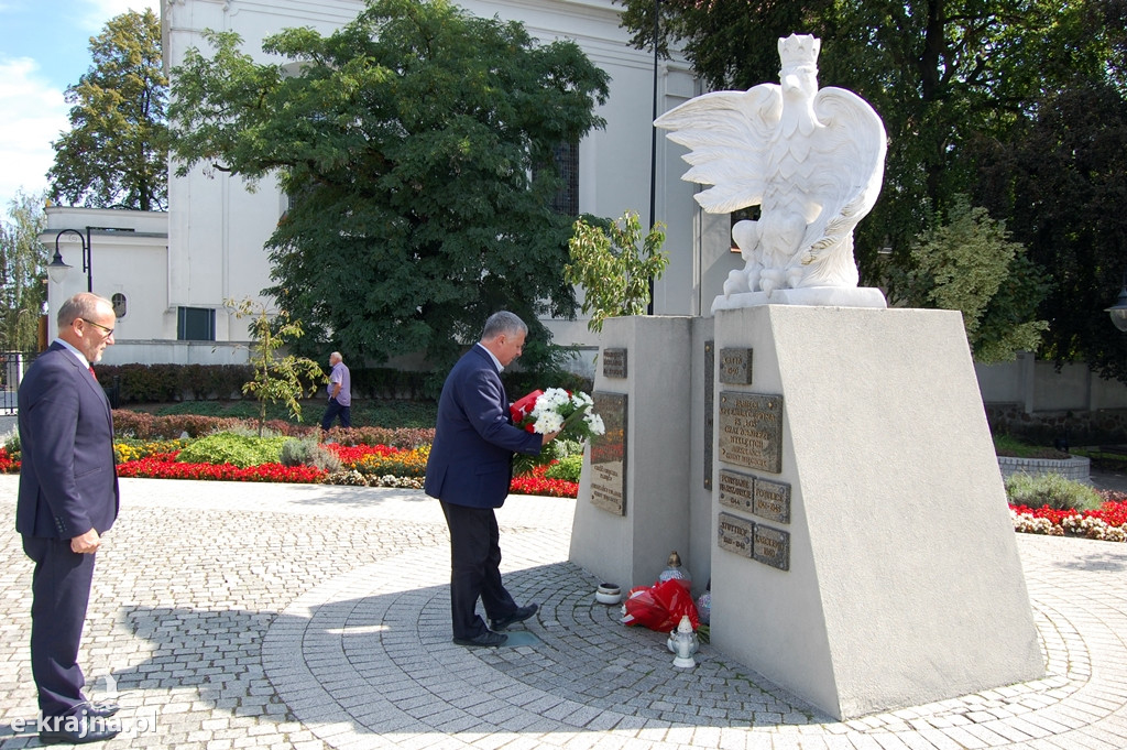 Złożyli kwiaty pod Pomnikiem Orła Białego