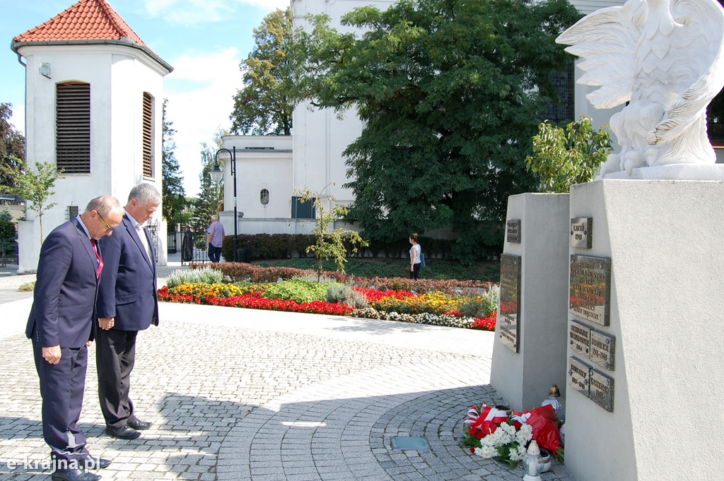 Złożyli kwiaty pod Pomnikiem Orła Białego