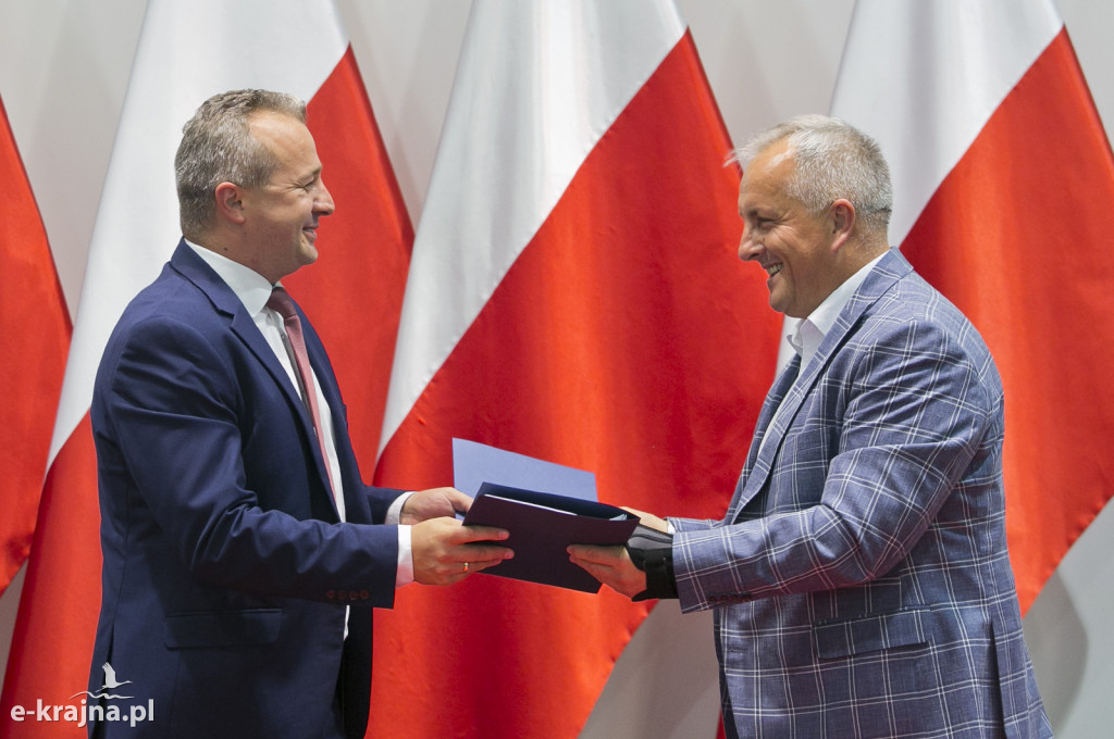 Pierwsze umowy o dofinansowanie odbudowy połączeń lokalnych