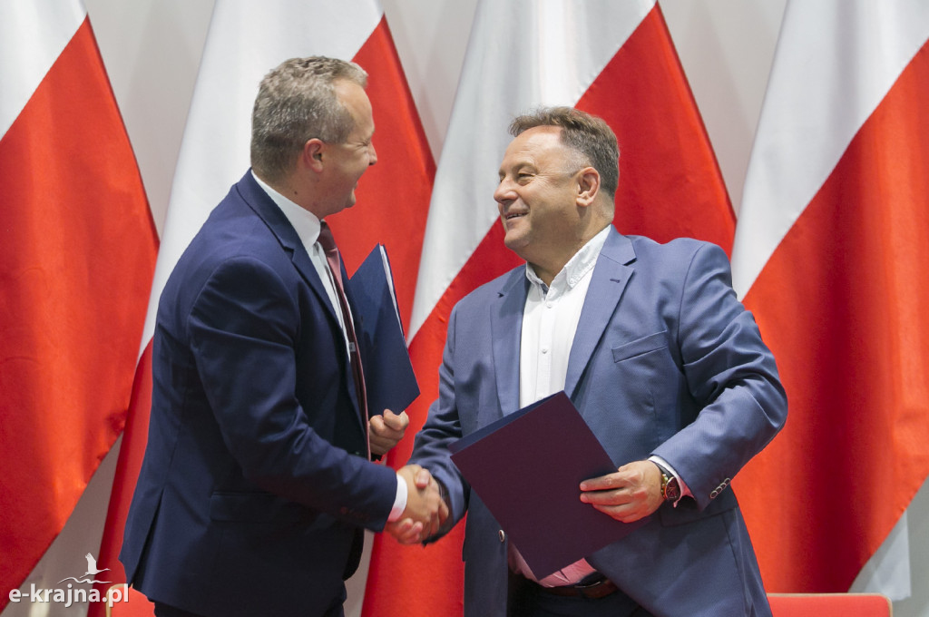 Pierwsze umowy o dofinansowanie odbudowy połączeń lokalnych
