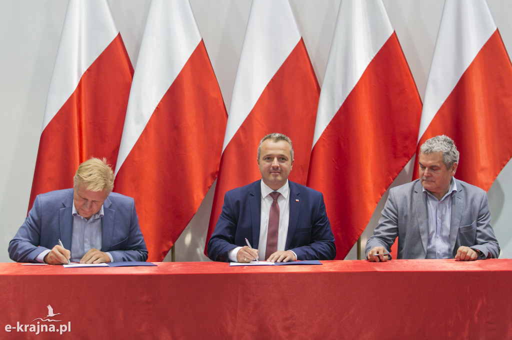 Pierwsze umowy o dofinansowanie odbudowy połączeń lokalnych