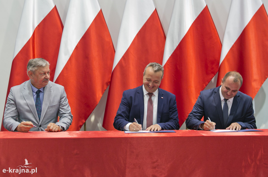 Pierwsze umowy o dofinansowanie odbudowy połączeń lokalnych