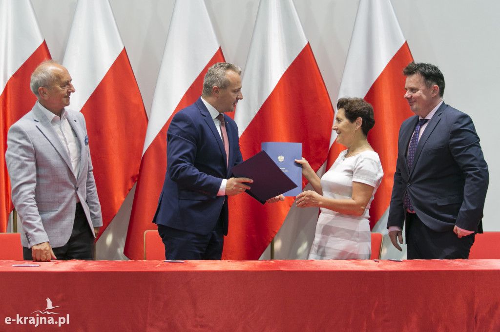 Pierwsze umowy o dofinansowanie odbudowy połączeń lokalnych