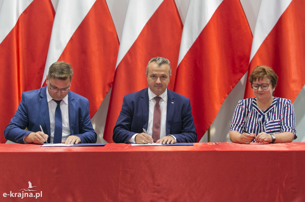 Pierwsze umowy o dofinansowanie odbudowy połączeń lokalnych