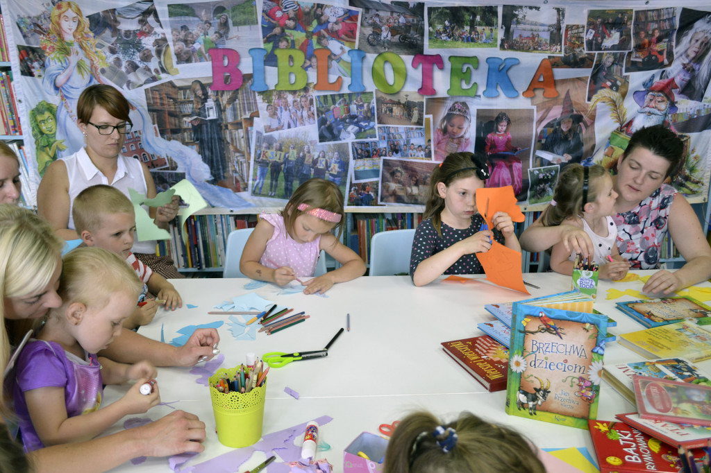 Rodzinne czytanie w bibliotece