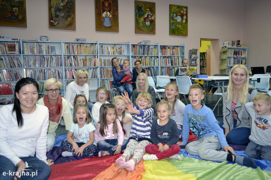 Rodzinne czytanie w bibliotece