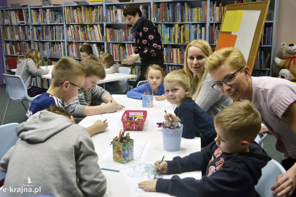 Rodzinne czytanie w bibliotece