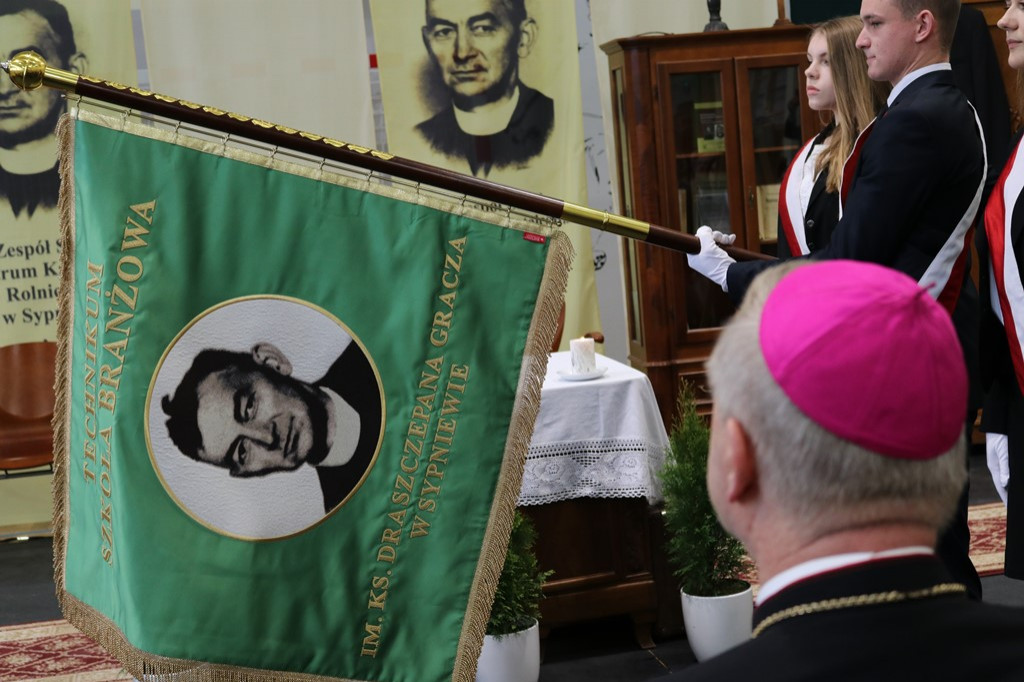 Uroczystość nadania imienia szkołom ZSCKR w Sypniewie cz. 1