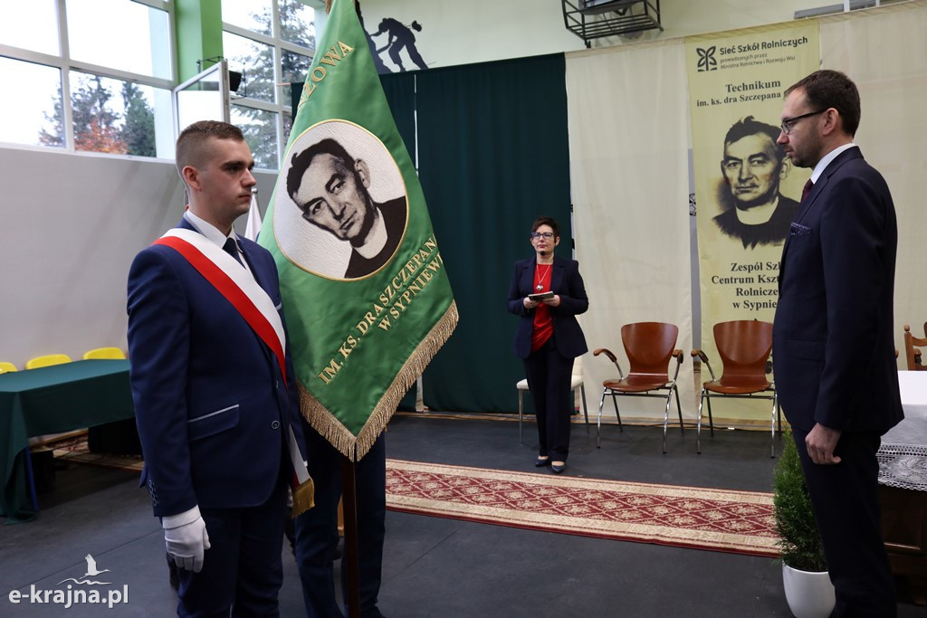 Uroczystość nadania imienia szkołom ZSCKR w Sypniewie cz. 1