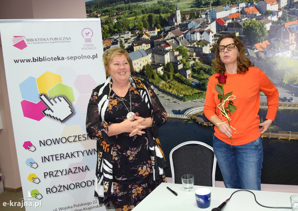 Spotkanie z Magdaleną Grzebałkowską w sępoleńskiej bibliotece