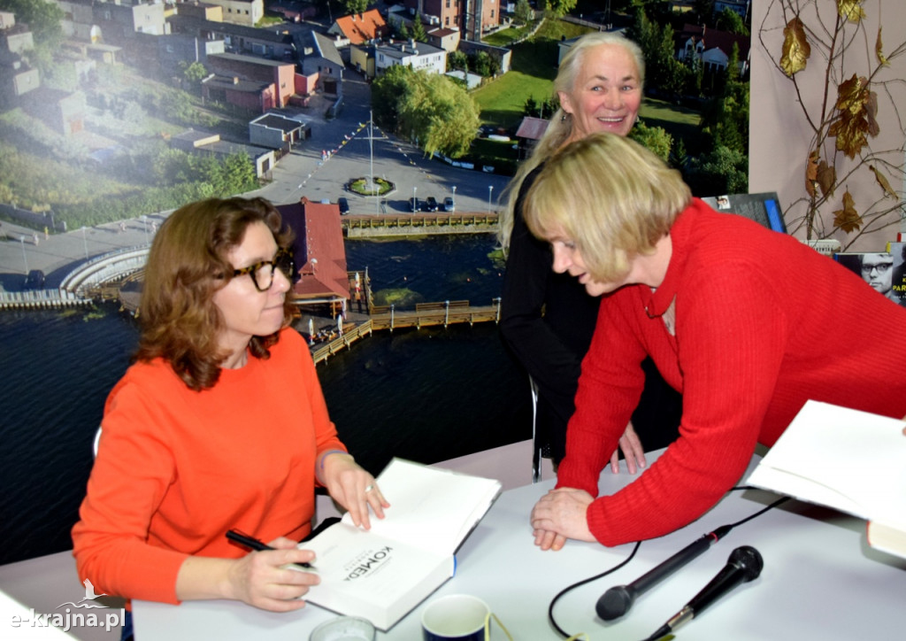 Spotkanie z Magdaleną Grzebałkowską w sępoleńskiej bibliotece