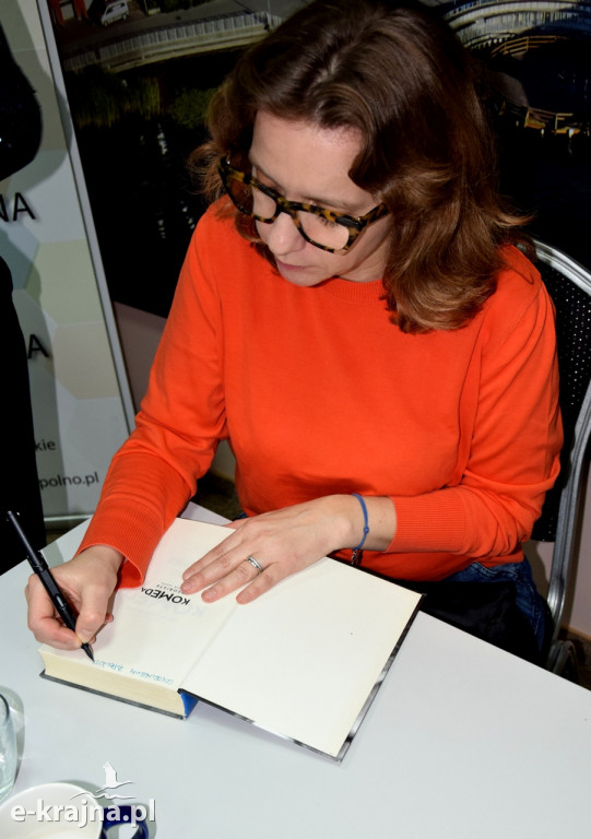 Spotkanie z Magdaleną Grzebałkowską w sępoleńskiej bibliotece