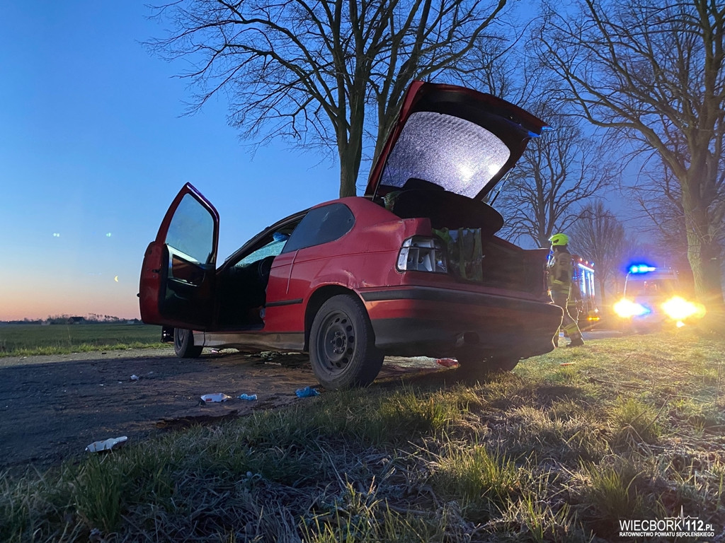 Szynwałd - Wielowicz: BMW uderzyło w drzewo i dachowało