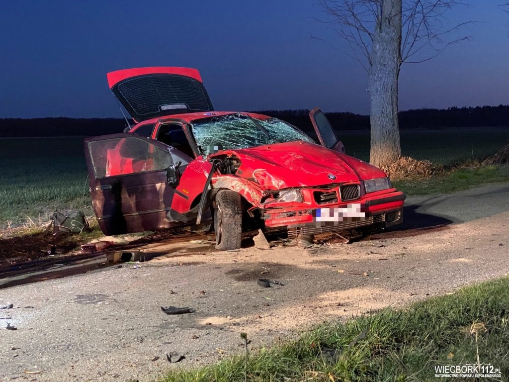 Szynwałd - Wielowicz: BMW uderzyło w drzewo i dachowało