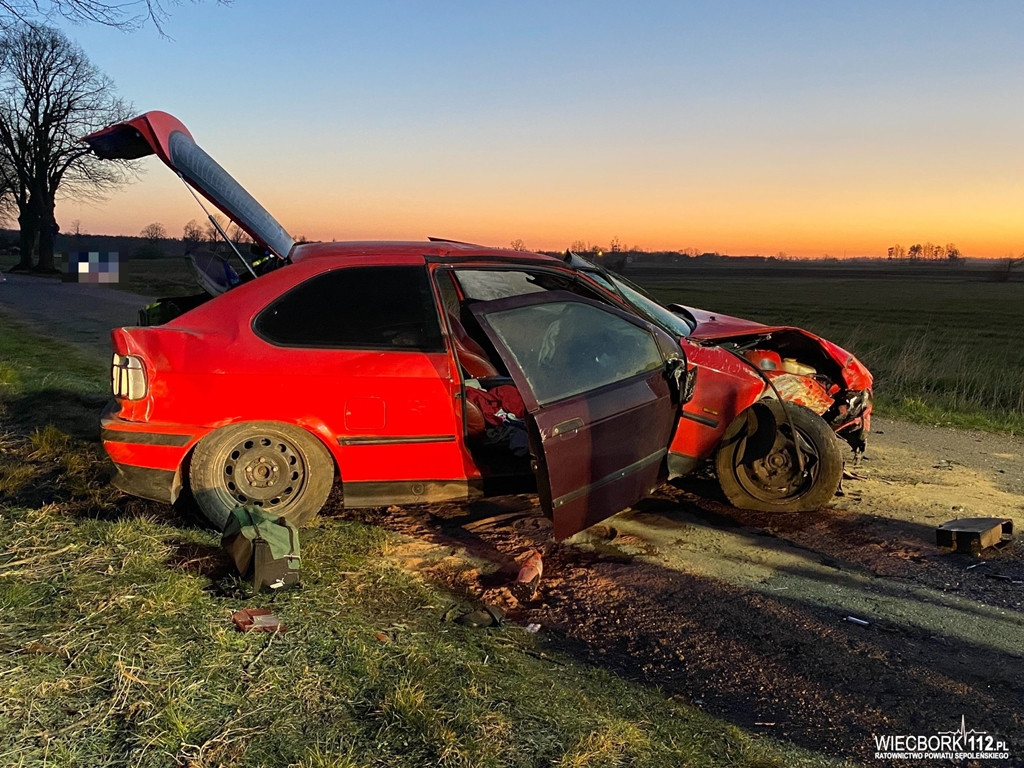 Szynwałd - Wielowicz: BMW uderzyło w drzewo i dachowało