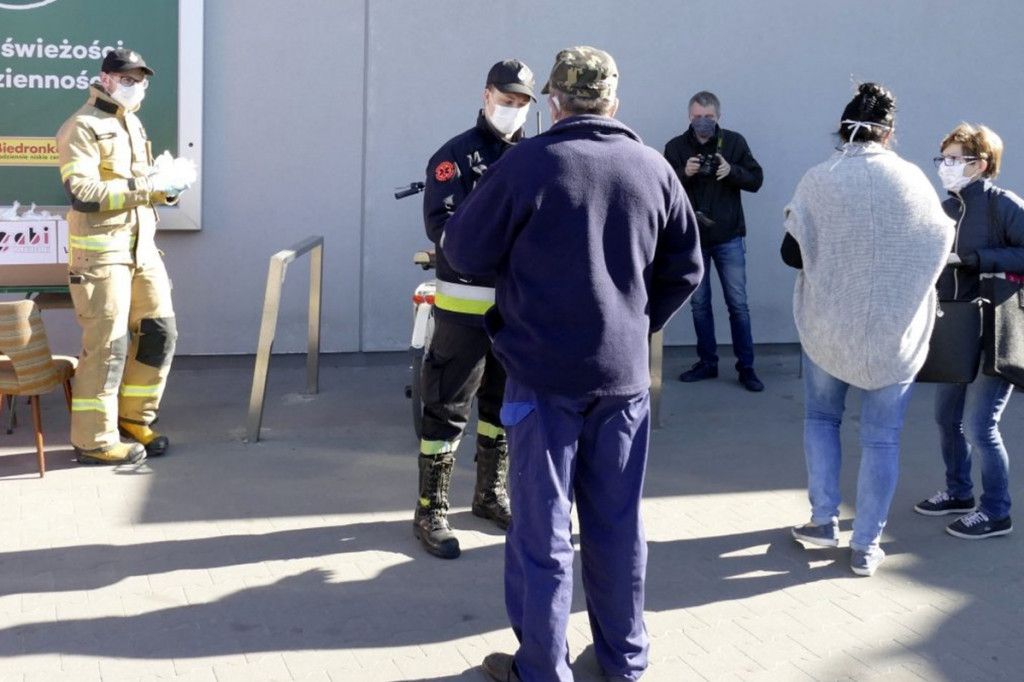 Więcbork: Pierwsze maseczki ochronne rozdane
