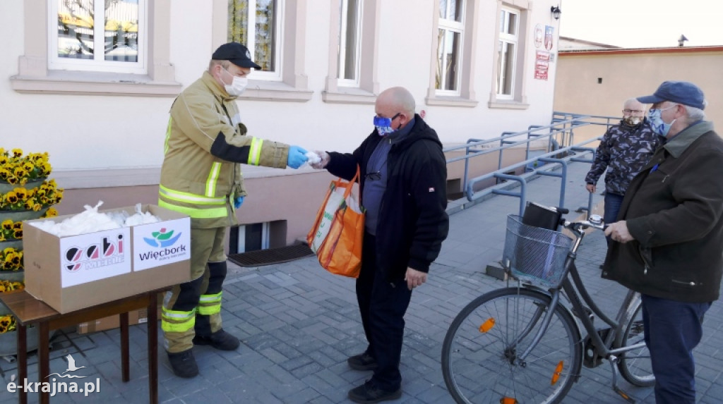 Więcbork: Pierwsze maseczki ochronne rozdane