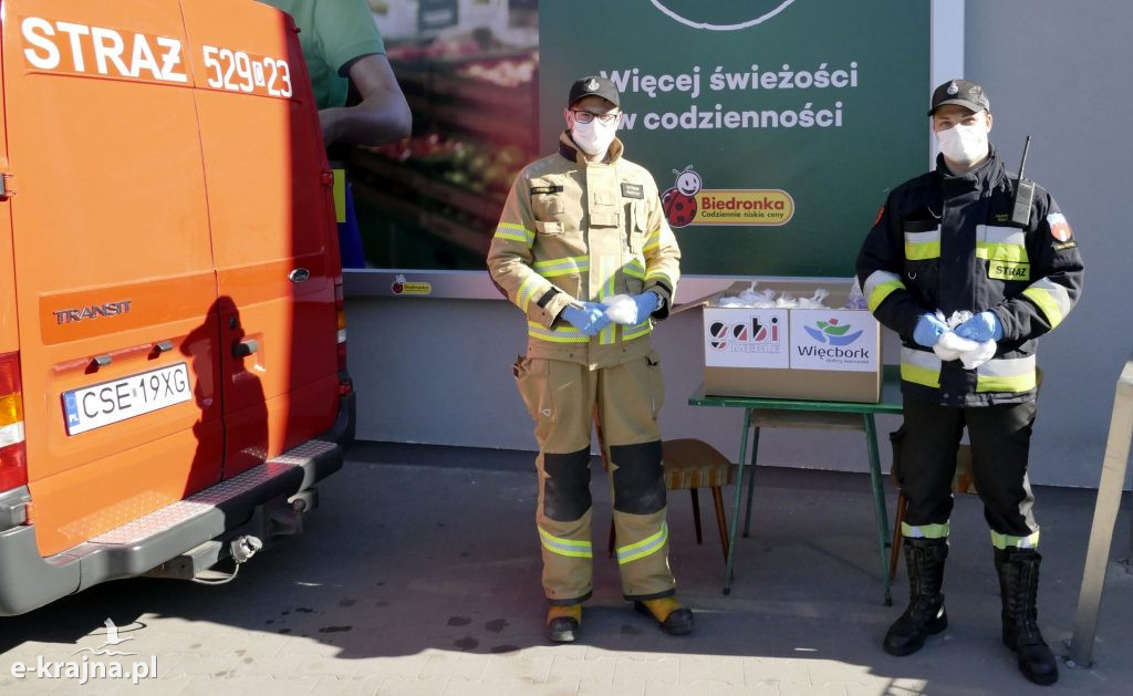 Więcbork: Pierwsze maseczki ochronne rozdane