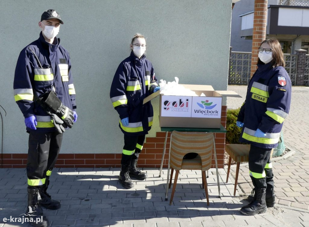 Więcbork: Pierwsze maseczki ochronne rozdane