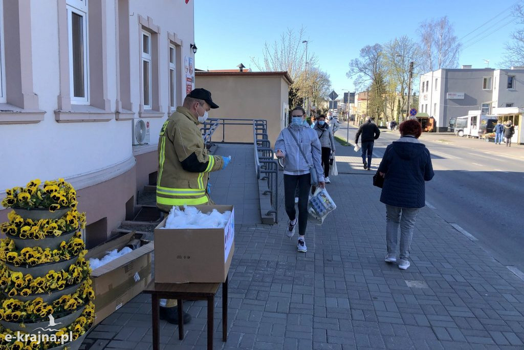 Więcbork: Pierwsze maseczki ochronne rozdane
