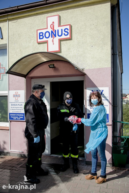 Maseczki od OSP Szembruk trafiły do Bonus-Plus w Sępólnie