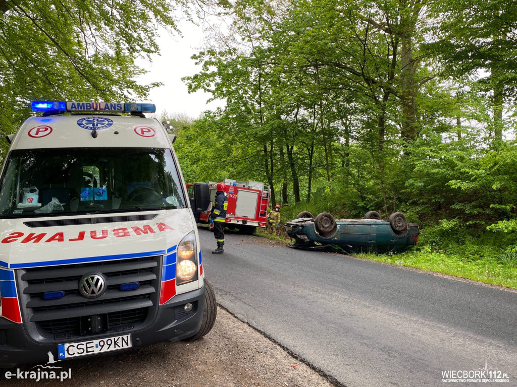 Dachowanie Forda w Trzcianach. Autem podróżowały trzy osoby