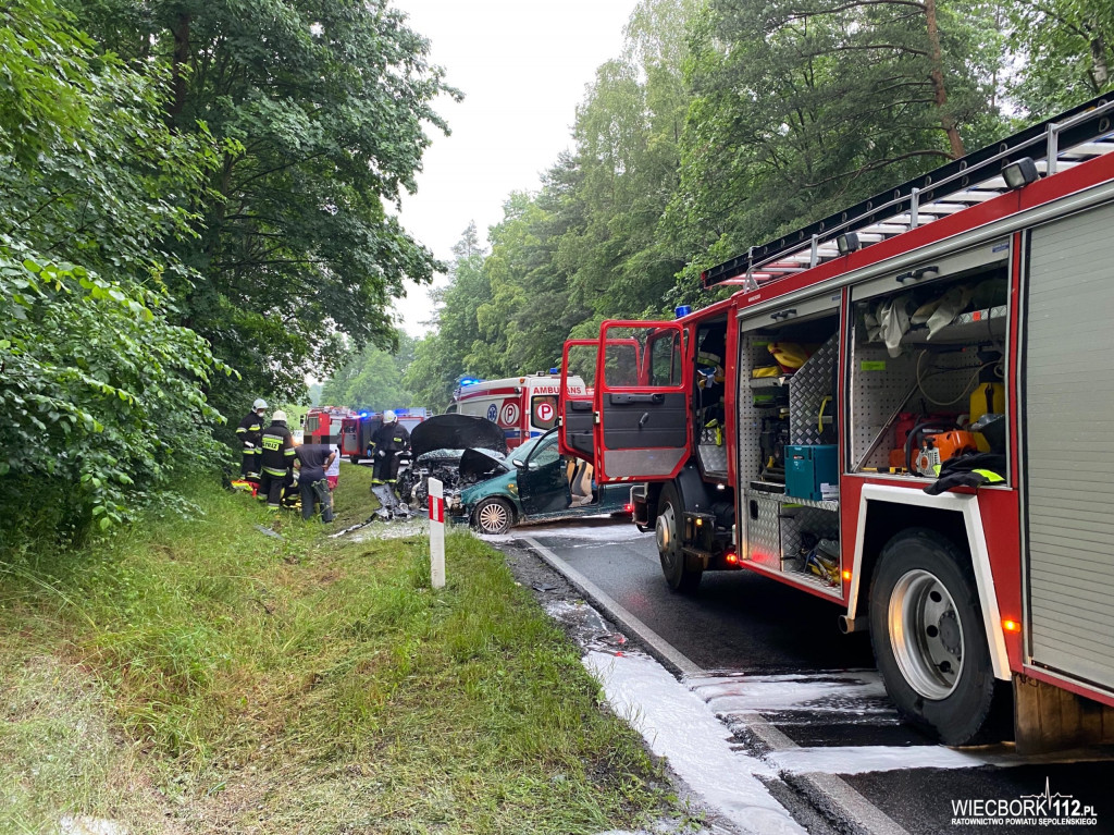 Czołowe zderzenie dwóch samochodów osobowych - 5 osób poszkodowanych
