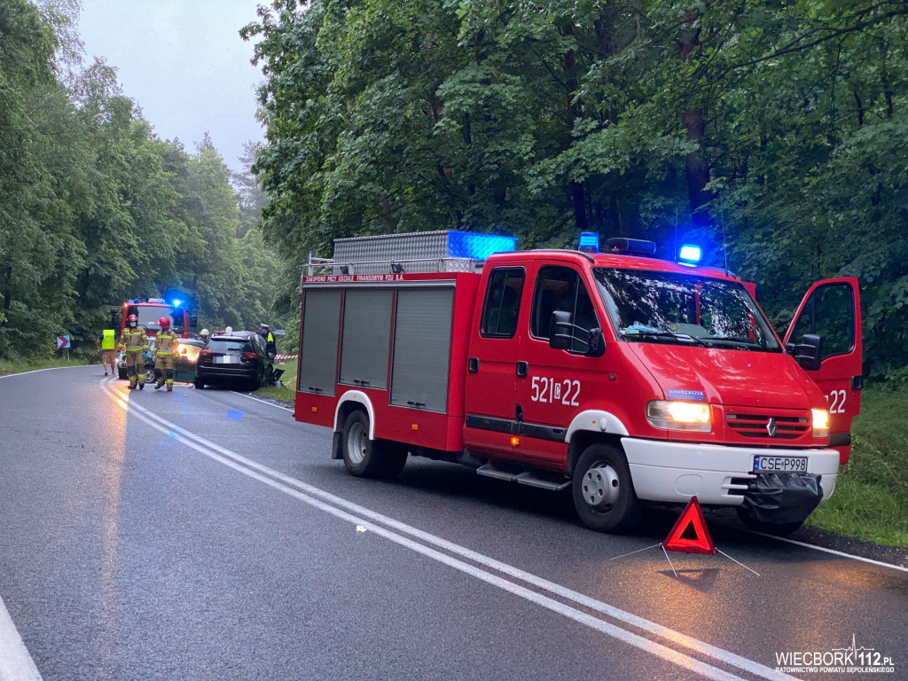 Czołowe zderzenie dwóch samochodów osobowych - 5 osób poszkodowanych