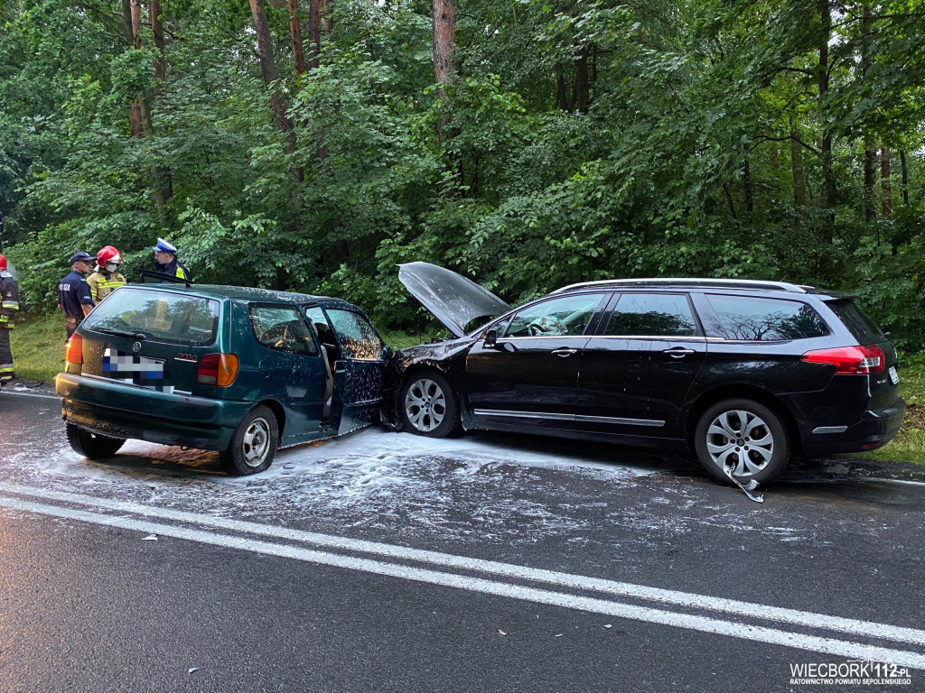 Czołowe zderzenie dwóch samochodów osobowych - 5 osób poszkodowanych