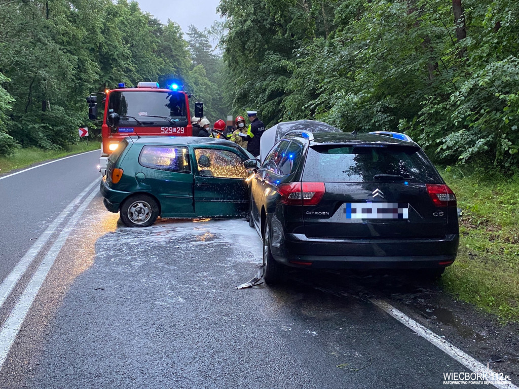 Czołowe zderzenie dwóch samochodów osobowych - 5 osób poszkodowanych