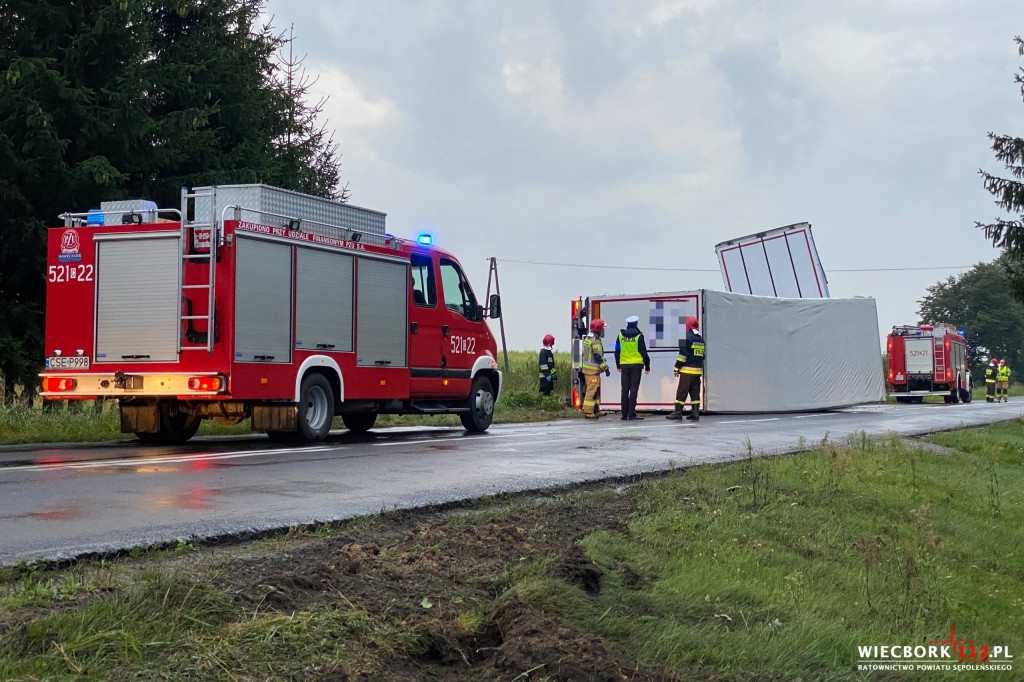 Tir z naczepą wpadł do rowu