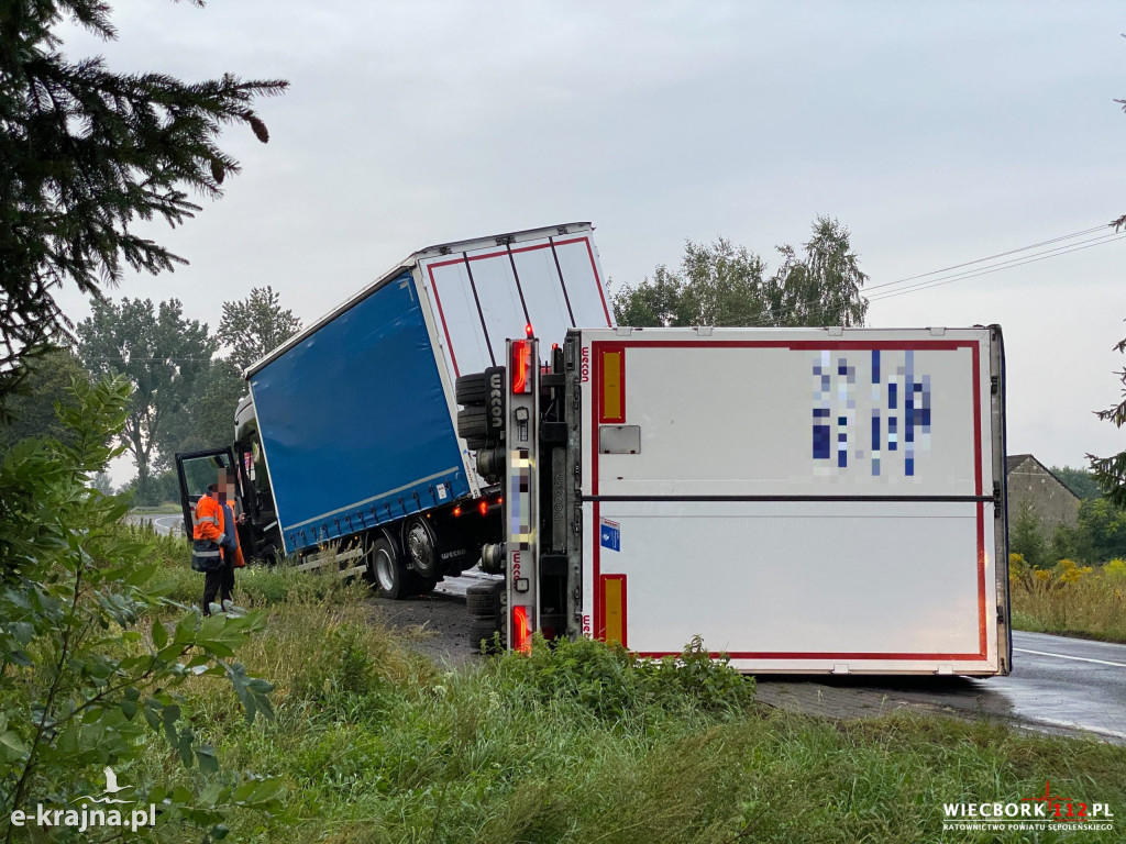 Tir z naczepą wpadł do rowu